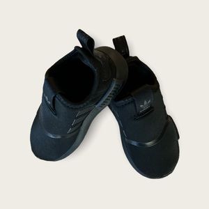 Adidas toddler boys black sneaker. Size 7k.